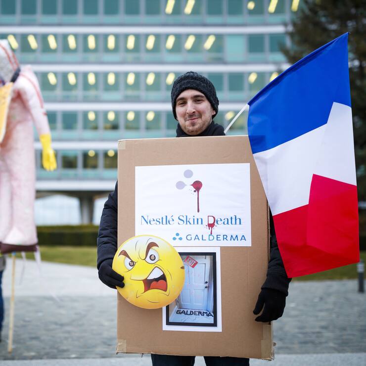 Employees from the French "Galderma R&D - Nestle Skin Health" division protest against the shutting down of their worksite, hosting 550 employees, in front of the Nestle international headquarters in Vevey, Switzerland, Friday, February 9, 2018. (KEYSTONE/Valentin Flauraud)