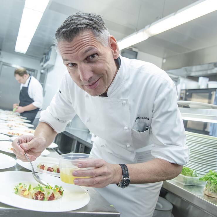***SPERRFRIST 12:00 UHR*** Sternekoch Heiko Nieder, der GaultMillaus "Koch des Jahres 2019", fotografiert an seinem Arbeitsplatz im Hotel Dolder Grand in Zuerich, am Montag, 8. Oktober 2018. (KEYSTONE/Melanie Duchene)
