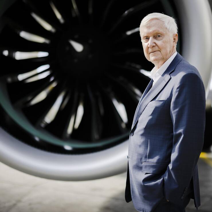 Martin Ebner, Eigentuemer Helvetic Airways Group, posiert fuer ein Portrait, waehrend eines Medienanlass von Helvetic Airways in einem Hangar am Flughafen Zuerich, am Dienstag, 1. Maerz 2022 in Zuerich Kloten. (KEYSTONE/Michael Buholzer)