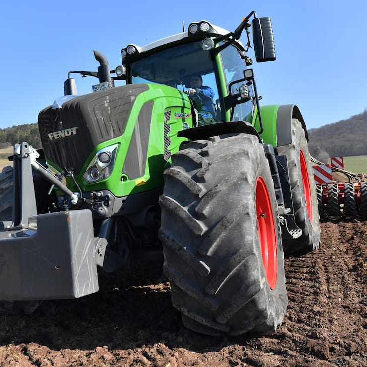 24.03.2021, Thüringen, Mählberg: Ein Traktor mit einer Drillmaschine fährt unweit der Wachsenburg über ein Feld. Es ist der Start der Flächenansaat für neue blühende Feldraine. Die Ansaat wird hier auf einer vier Meter breiten und 450 Meter langen Fläche stattfinden, um biologische Vielfalt zu fördern.