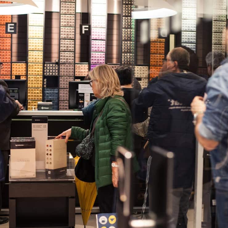 Käufer prüfen die Ware im Ausverkauf im Nestle-Nespresso-Shop in der Alto Palermo Shopping Mall in Buenos Aires.