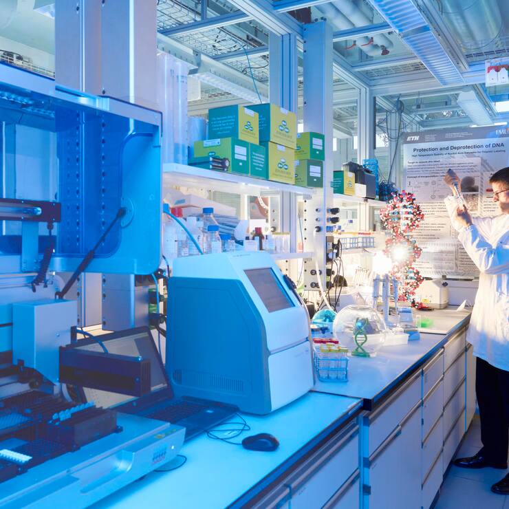 Wendelin Stark, Professor at the Institute for Chemical and Bioengineering of ETH Zurich and head of the chair in Functional Materials Engineering works in a laboratory at the ETH Honggerberg in Zurich on May 19, 2021 in Zurich. Â© 2021: Michael Buholzer fÃ¼r Bilanz