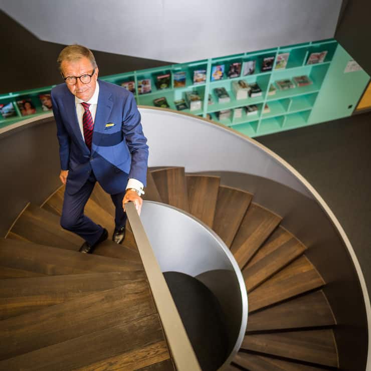 Jörg Wolle steigt im Bilanz-Gebäude in Zürich die gewundene Treppe hinauf.