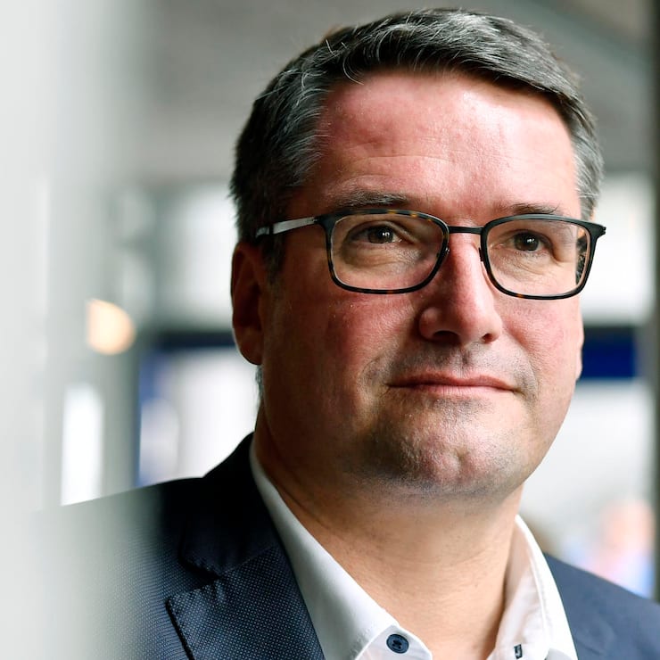 SP Praesident Christian Levrat verfolgt die Delegiertenversammlung der SP des Kanton Zuerich fuer die Nomination der kommenden Nationalratswahlen in Zuerich am Samstag, 18. Mai 2019. (KEYSTONE/Walter Bieri)