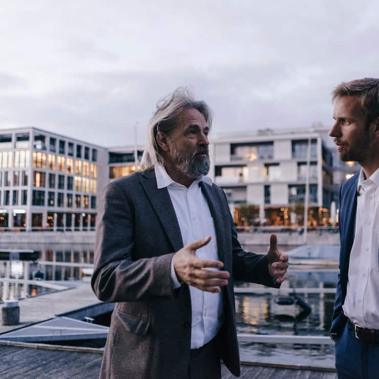 Rentner diskutiert Immobilie als Altersvorsorge