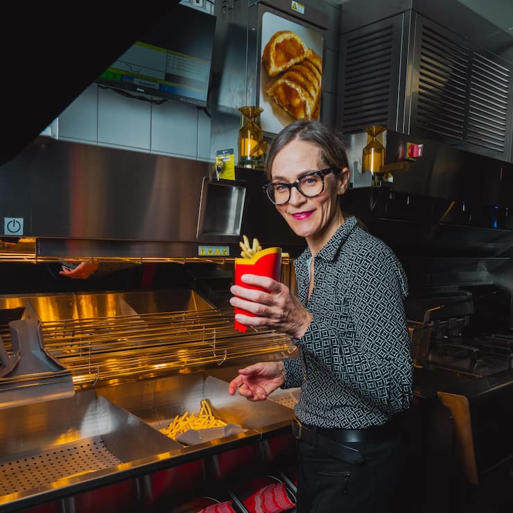KlassikerLara Skripitsky weiss, was die Kundschaft von McDonald’s ­erwartet: frische Pommes. Auch Swissness auf der Menükarte kommt gut an.