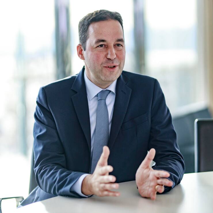 Gewinnziel 3 Milliarden, Porträt des CEO von Swiss Re, Christian Mumenthaler.