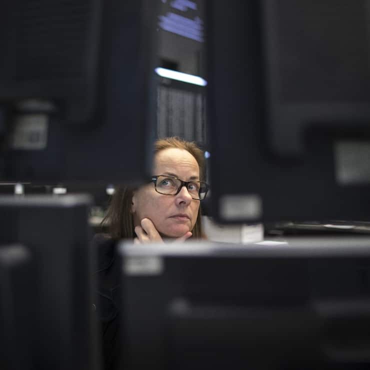 epa05818570 A trader watches her screens on the floor of the stock exchange in Frankfurt am Main, Germany, 27 February 2017. The planned merger of Deutsche Boerse and London Stock Exchange (LSE) becomes uncertain after LSE announced on 26 February 2017 it would not be able to sell the trading platform MTS as requested by antitrust regulators of the European Union. EPA/ALEXANDER BECHER