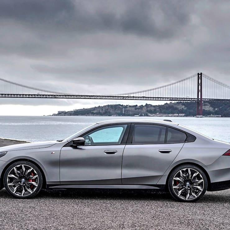 BIL 08/24 EN Auto BMW M5 i60