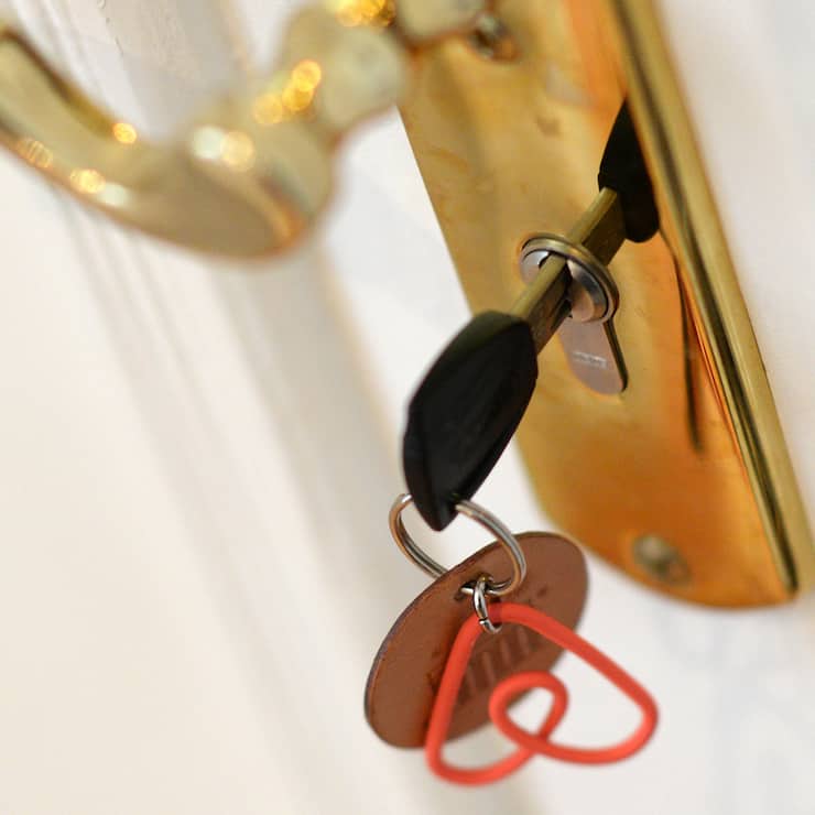 Ein Schlüssel steckt im Schloss einer Airbnb-Ferienwohnung. 