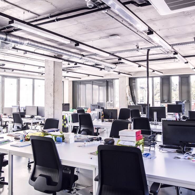 Modern open-plan office (KEYSTONE/WESTEND61/HALFPOINT)