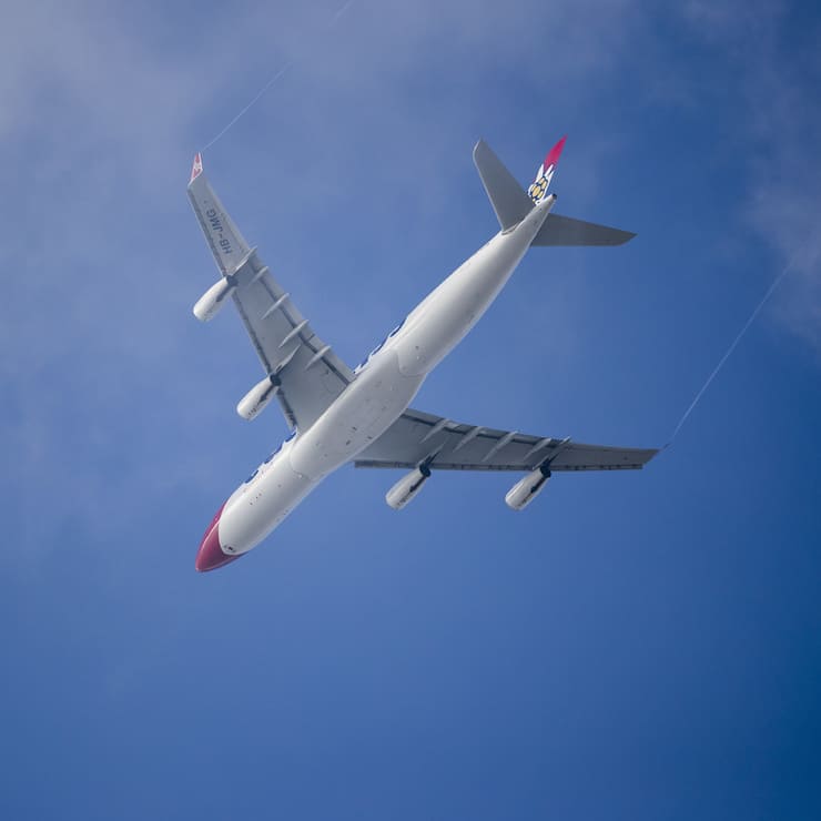 Ein Airbus 340-300 von Edelweiss Air ueberfliegt nach dem Start den Flughafen Zuerich, am Dienstag, den 14. November 2017, in Kloten. (KEYSTONE/Christian Merz)