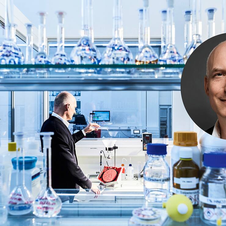 Carlo Centonze, Co-founder und CEO HeiQ Group begutachtet eine Materialprobe im Labor von HeiQ in Schlieren.