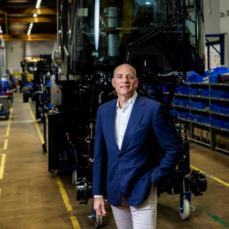 Grosse Geräte: Aebi-Schmidt-CEO Barend Fruithof vor einem seiner Saubermänner für weite Flächen.