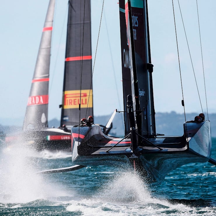 TOPSHOT - Emirates Team New Zealand chases after Luna Rossa Prada Pirelli during race five on day three of the 36th America's Cup in Auckland on March 13, 2021. (Photo by MICHAEL BRADLEY / AFP) (KEYSTONE/AFP/MICHAEL BRADLEY)