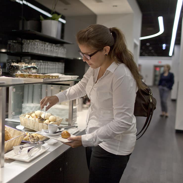 Eine Frau in der Arrival Lounge der Fluggesellschaft swiss Int. Airlines am Flughafen Zuerich, aufgenommen am 7. August 2012. (KEYSTONE/Gaetan Bally) [GESTELLTE AUFNAHME]