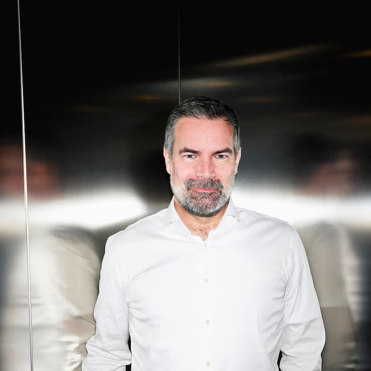 studierter ChemikerLonza-CEO Wolfgang Wie­nand hat einen Doktortitel in Chemie. Er kann mit Kunden und Entwicklern auf Augenhöhe Fachliches besprechen.