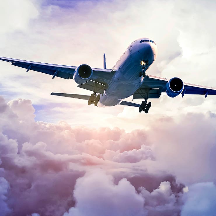 Flugzeug am Wolkenhimmel