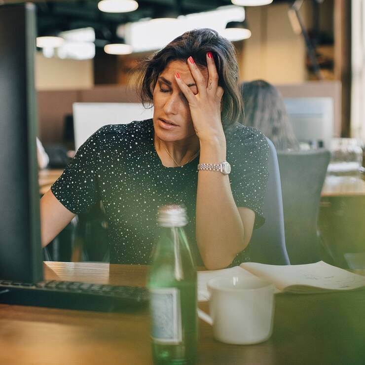 Gestresste Frau vor dem Laptop