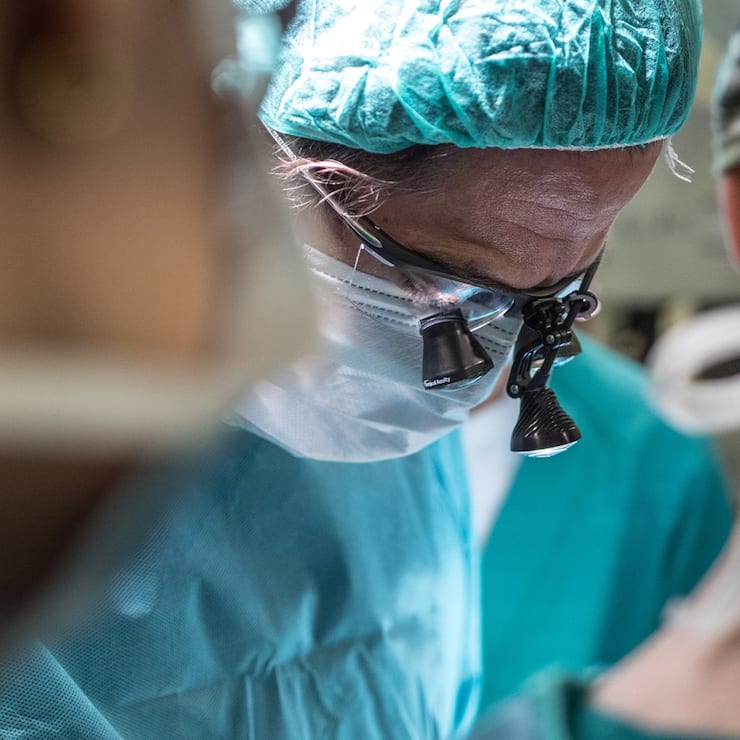 Augenarzt bei der Operation