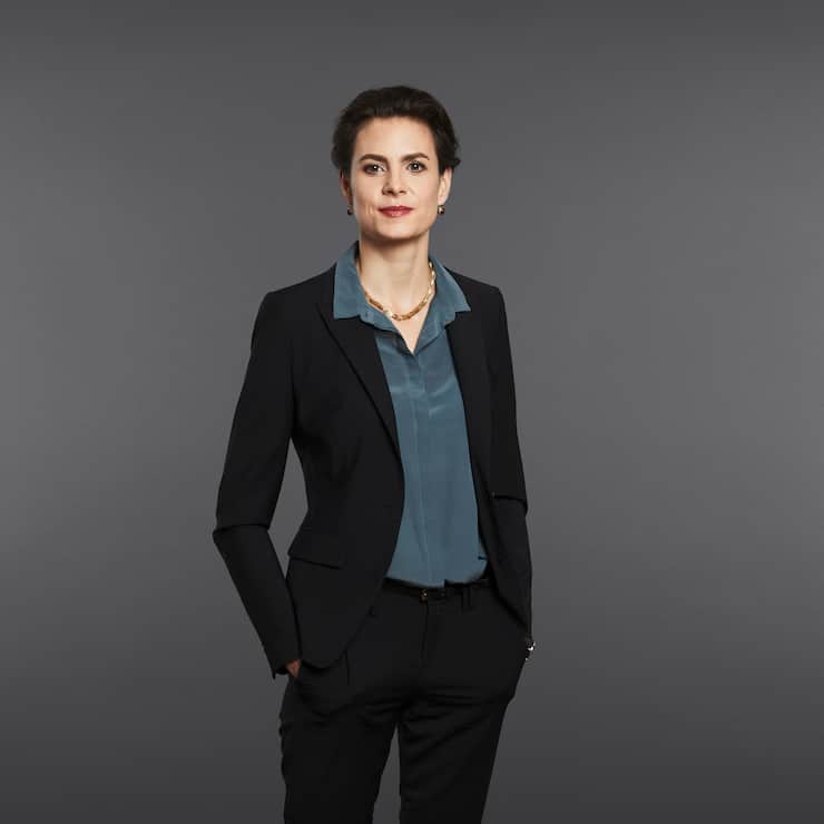 Seit 2022 ist Nora Teuwsen Chefin von ABB Schweiz. Die Juristin war davor Partnerin in der Zürcher Kanzlei Bär & Karrer und Chefjuristin der SBB.