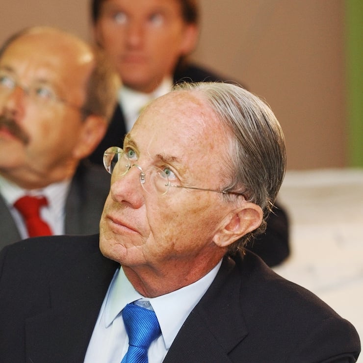 Beat Curti, rechts, Verwaltungsratspraesident der Bon appetit Group, schaut sich am Mittwoch, 11. Juni 2003, anlaesslich einer Pressekonferenz in Zuerich gemeinsam mit Hans Reischl, links, Vorstandsvorsitzender der REWE-Zentral AG, einen Praesentationsfilm von Rewe an. Wie heute bekannt wurde uebernimmt die Koelner Rewe-Handelsgruppe die Bon appetit Group.     (KEYSTONE/Steffen Schmidt)