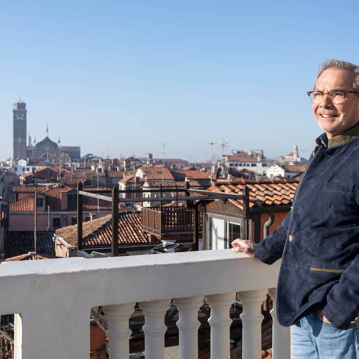 Von seiner Terrassse überblickt der Valmont-Eigentümer Didier Guillon die Dächer Venedigs bis zur Frari-Kirche.
