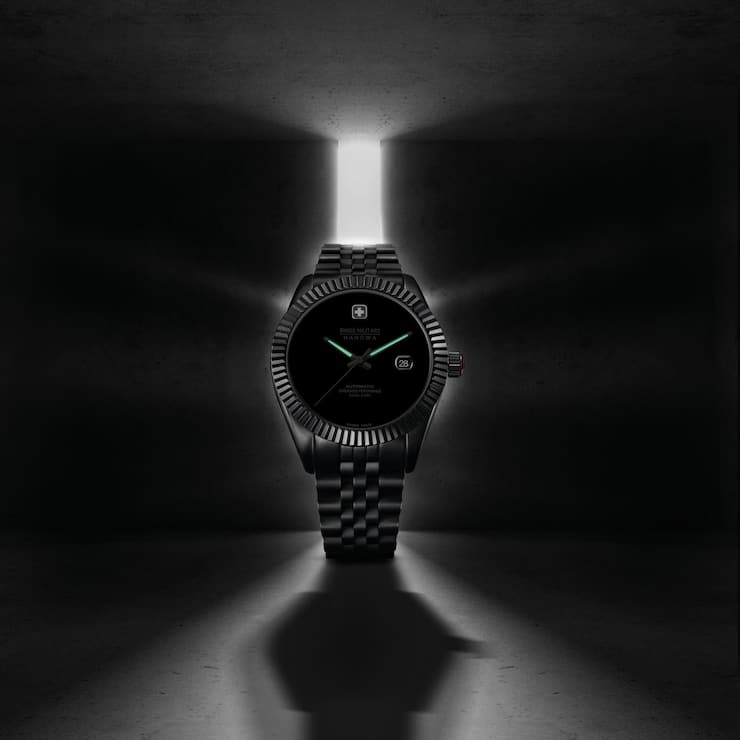 <p>Die Dark Knight von Hanova: Eine Uhr, welche die Dunkelheit zelebriert.</p>