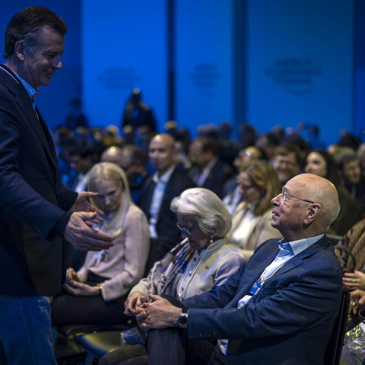 <p>Ziel: Versöhnung. Hildebrand (stehend) und Schwab am WEF 2025.</p>