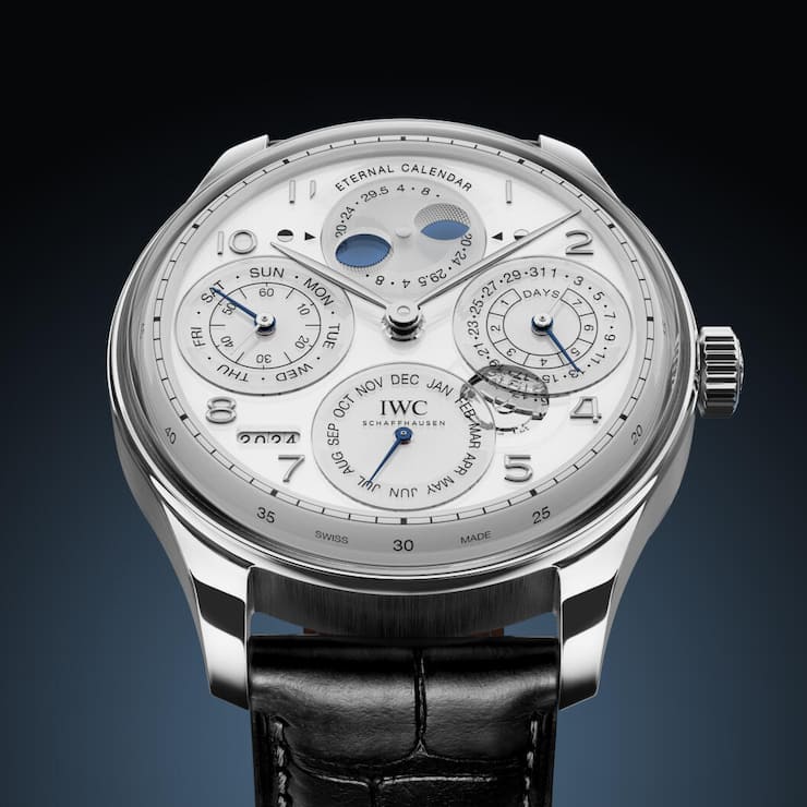 <p>IWC Portugieser Eternal Calendar Premiere aus Schaffhausen: Der erste IWC-Kalender, der astronomisch korrekt bis ins Jahr 3999 rechnet – mit Mondphase aus Glas. Preis: 150 000 Franken.</p>