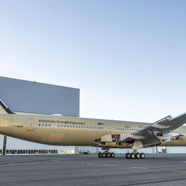 <p>Der neue Airbus A350-1000 ULR von Qantas beim Rollout im Werk von Toulouse (F).</p>