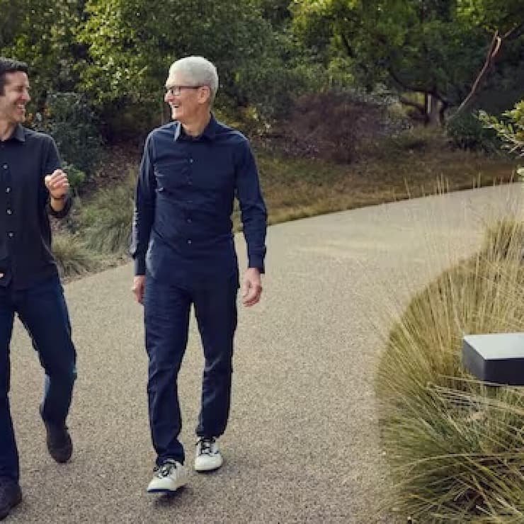 21886803-v1-apple-john-ternus-tim-cook-full-bleed-image-jpg-xlarge-2x Kopie.jpg