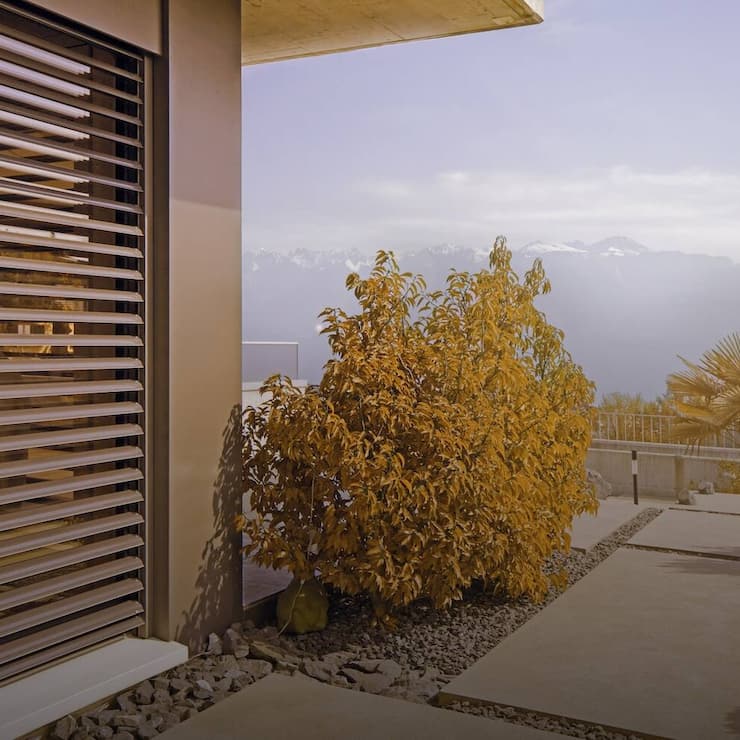 Lamellenstoren lassen sich mit einer Hochschiebesicherung ausstatten, das bietet mehr Sicherheit vor Einbrechern.