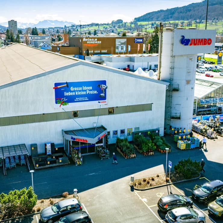 <p>Jumbo: Die Coop-Tochter ist nach einer Übernahme die Nummer eins<br />der Branche in der Schweiz. Die Integration ist abgeschlossen. Nun ist man bereit für Wachstum.</p>