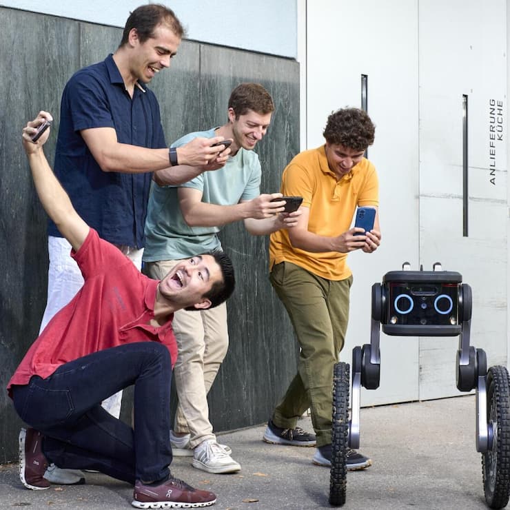 <p>Alessandro Morra, Ciro Salzmann, Miguel de la Iglesia Valls (hinten von links) und Dominik ­Mannhart mit ihrem Roboter.</p>