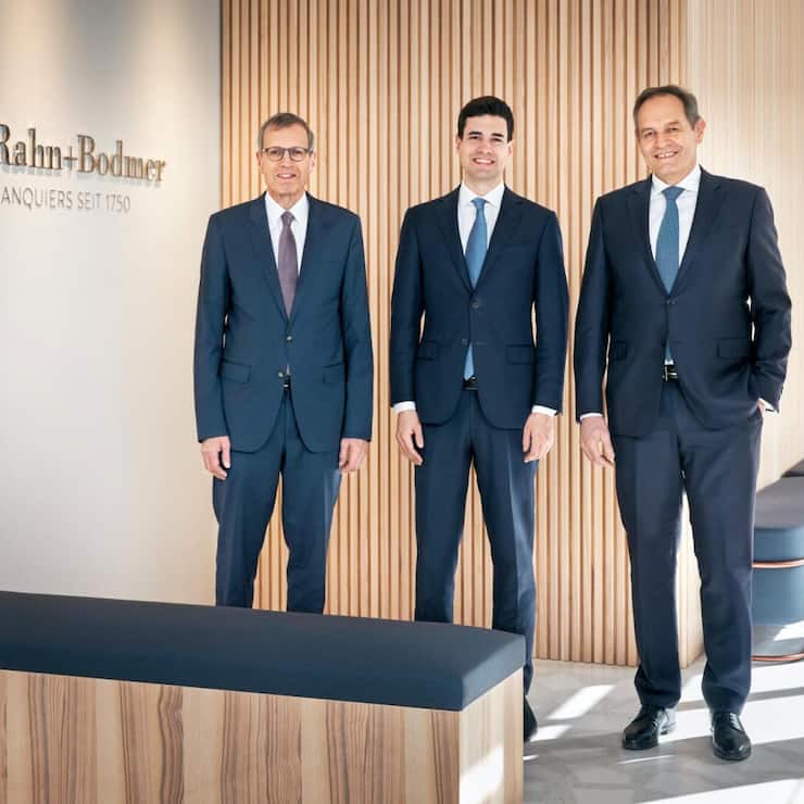 <p>Simon Rahn (M.) hat seinem Vater Christian Rahn (l.) und seinem Onkel Peter Rahn zwei Jahre über die Schultern geschaut. Er ist zum Schluss gekommen, dass er alles genauso weitermachen will.</p>