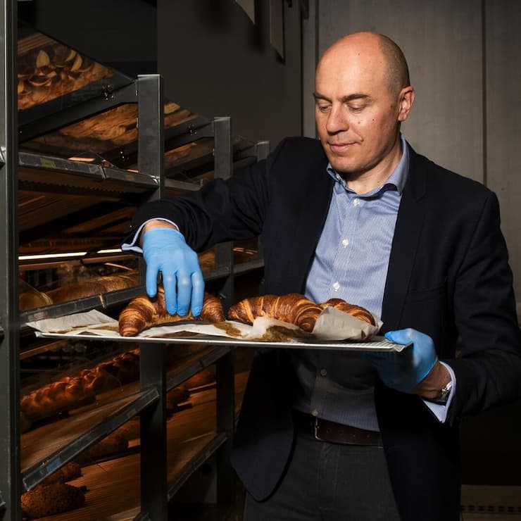 <p>Jérôme Meyer, Chef von Aldi Suisse, hat nicht nur den Preis fürs Brot gesenkt. Auch die Laugengipfel kosten nun weniger. Konkurrenten wie Migros und Lidl sind nachgezogen.</p>
