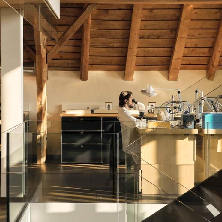 <p>Cartier verwandelt ein historisches Bauernhaus in La Chaux-de-Fonds in ein Innovationszentrum für Kunsthandwerk. Rund fünfzig Mitarbeiter sind auf vier Etagen tätig.</p>