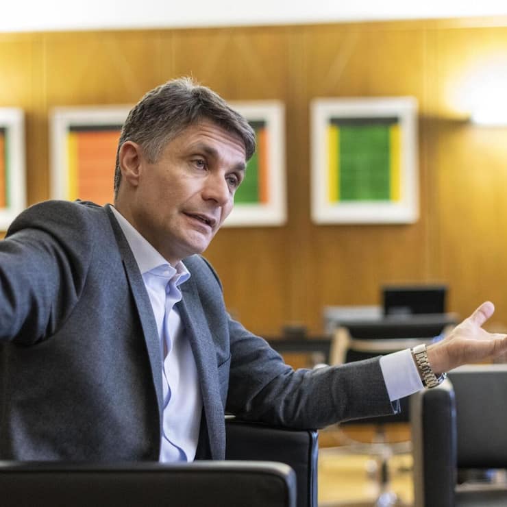 <p>Ende des Jahres schliesst Fabrizio Petrillo das Kapitel Axa. Er gilt als erfolgshungrig, aber umgänglich, fährt zuweilen auch seine Krallen aus, etwa im Versicherungsverband.</p>