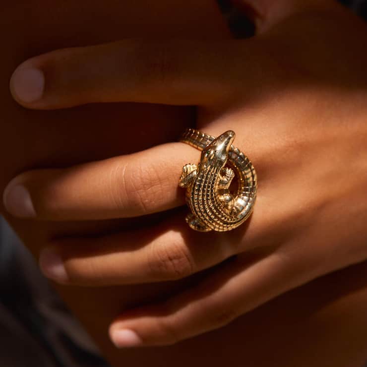 <p>Die Stücke der Niederländerin Bibi van der Velden werden als «tragbare Skulpturen» genannt, wie dieser Ring aus der Alligator Collection.</p>