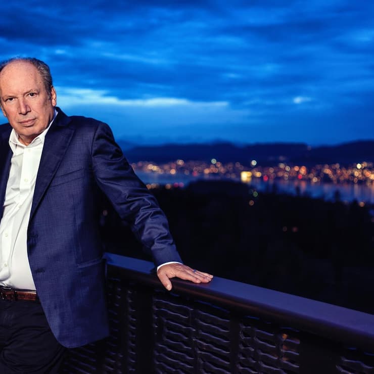 <p>Der Musiker besuchte mit seiner Konzertreihe auch Zürich. Hier posiert er im «Dolder Grand».</p>