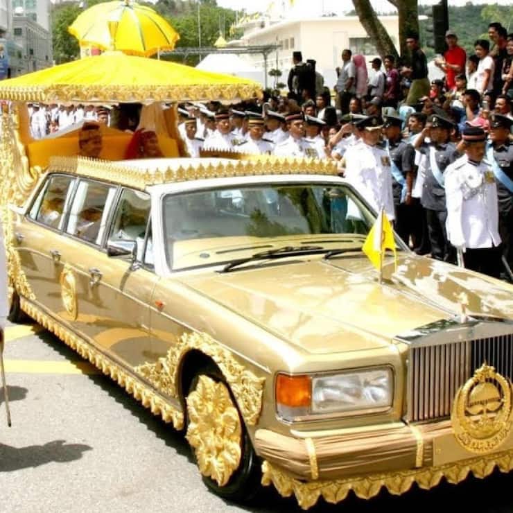<p>Zur Sammlung gehören unter anderem viele exklusive Rolls-Royce-Modelle, wie etwa diese speziell für den Sultan von Brunei gefertigte Limousine in Gold.</p>