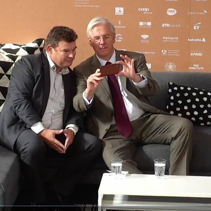 Christoph Franz macht ein Selfie