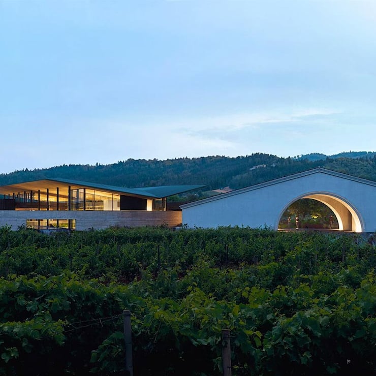 <p>Seit 1966 sind der Turm sowie der flache Giebel mit dem grossen Bogen die Wahrzeichen der Mondavi Winery im Napa Valley. Links davon entsteht der neue Hospitality-Bereich.</p>