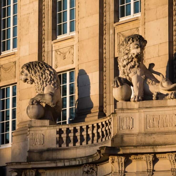 <p>Mit Löwenfiguren ausgerüstet: Der Hauptsitz der Swiss Re in Zürich.</p>