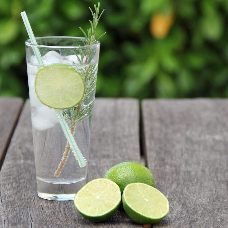<p>Gin Tonics werden traditionell in hohen Gläsern, so genannten «Highballs», serviert.</p>