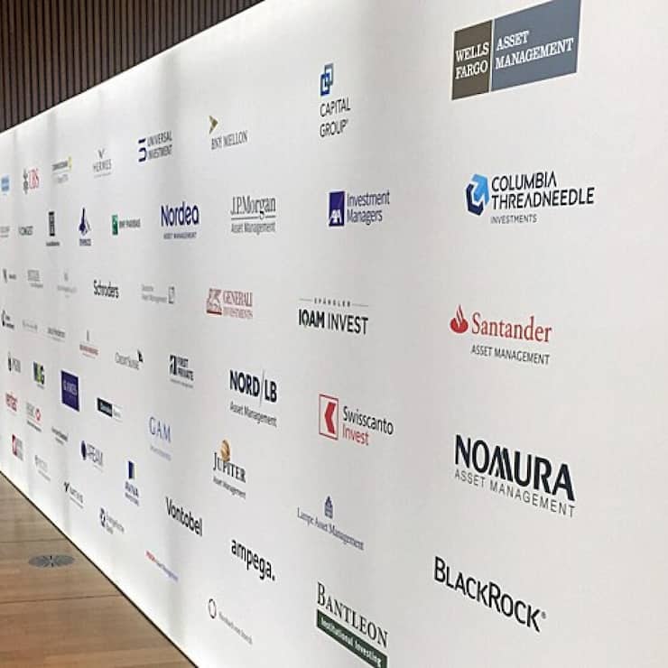 <p>Namen von Fondsgesellschaften und Vermögensverwalter an einer Messe in Frankfurt.</p>
