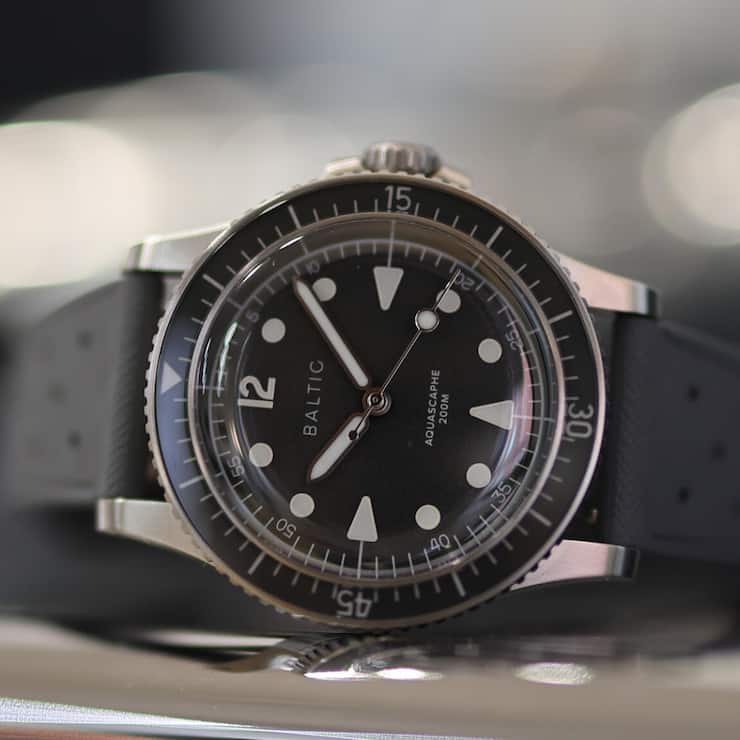 <p>Die bis 200 Meter wasserdichte Aquascaphe wurde 2018 vorgestellt und auf Herbst 2025 mit dem Namen Mk2 komplett überarbeitet. Gleich geblieben sind die Lünette mit Saphir-Einlage und ein rundum ausgewogenes Design (630 Euro mit Kautschukband). Die Aquascaphe MK2 gibts in zwei Grössen und vier Farben (hier die graue Variante mit 39,5 mm Gehäuse).</p>