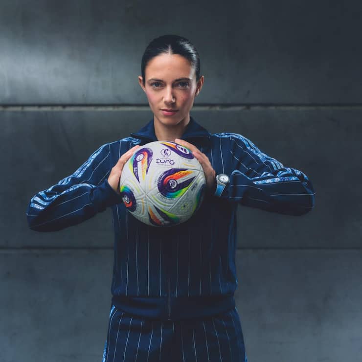 <p>Top-Spielerin Aitana Bonmatí, spanische Weltmeisterin und zweifache Ballon-d’Or-Siegerin, trägt die Big Bang One Click Joyful in Blau.</p>