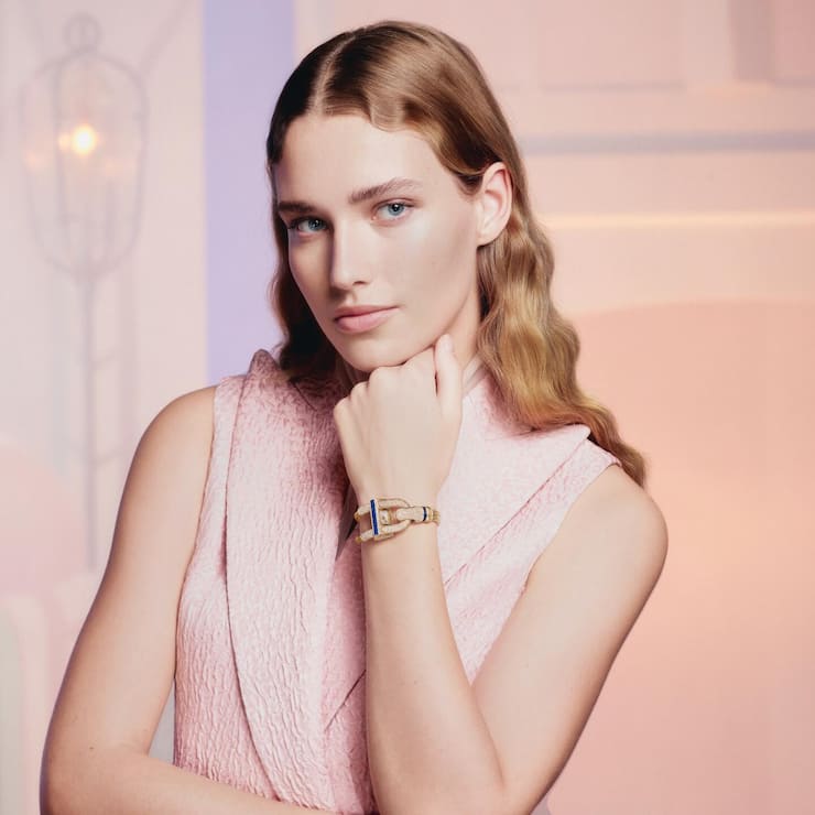<p>Van Cleef &amp; Arpels:</p><p>Das Gehäuse dieser gelbgoldenen Cadenas ist mit Snow­Set­Diamanten und Saphiren verziert. Preis auf Anfrage.</p>